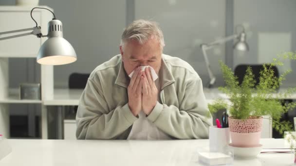얼룩덜룩 한 사무직 근로자가 냅킨이나 손수건으로 코와 기침을 불어넣는 모습 — 비디오