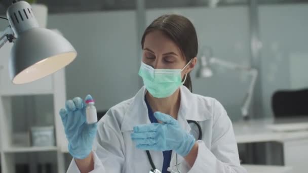 Au laboratoire, le développeur du vaccin, une femme, parle de ses avantages par rapport à ses concurrents — Video