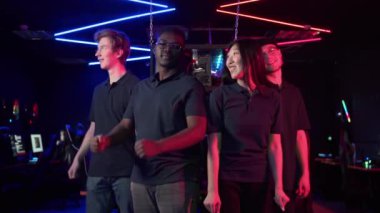 Bilgisayar kulübünde, aynı bilgisayar oyunlarındaki kızlar ve erkekler arenadaki zaferlerinden memnunlar.