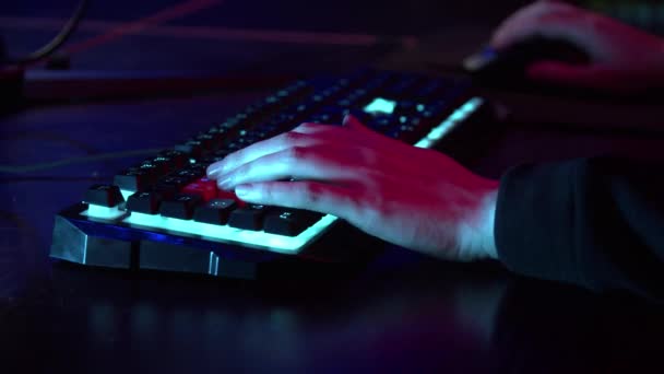 As mãos de um jogador masculino durante um jogo tenso, o teclado e o mouse são visíveis. — Vídeo de Stock