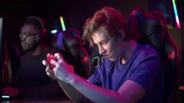 Akıllı telefondan oynanan ağır bir duygusal oyun. Kafkasyalı bir adam tarafından bilgisayar başında ve oyun sandalyesinde oynanan.