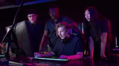 Tecrübeli bir esport oyuncusu arkadaşlarına her zaman kazanmak için nasıl oyun oynanacağını gösterir.