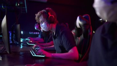 Turnuva boyunca, esport oyuncularının takım çalışması bir sonuç vermedi, kaybettiler ve eğilip kaldılar.
