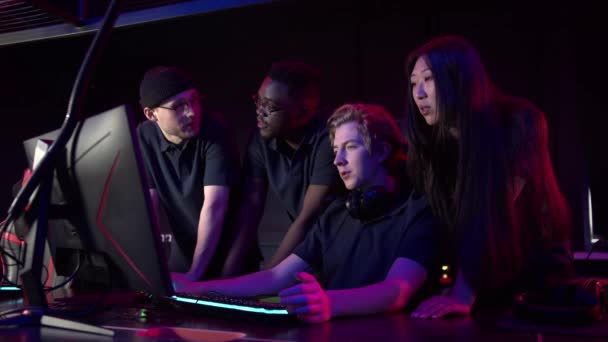 Кібер-гравці транслюють онлайн зі свого тренувального майданчика, спілкуються зі своїми шанувальниками наживо. — стокове відео