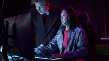 Genç Çinli bir kadın bilgisayar kulübünde çok uzun zamandır oynuyor, yönetici bilgisayarı kapatıyor.