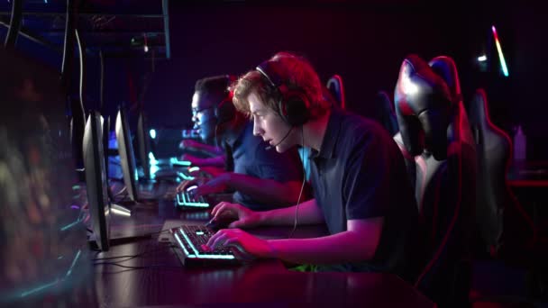 Professionella eporterar spelare på en online-spelturnering. Cyberlaget spelar datorer och tåg — Stockvideo