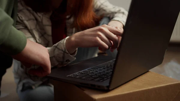 Una chica y su novio están discutiendo qué comprar en Internet —  Fotos de Stock