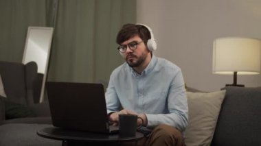 Avrupalı bir adam bir video görüşmesinde biriyle konuşur..