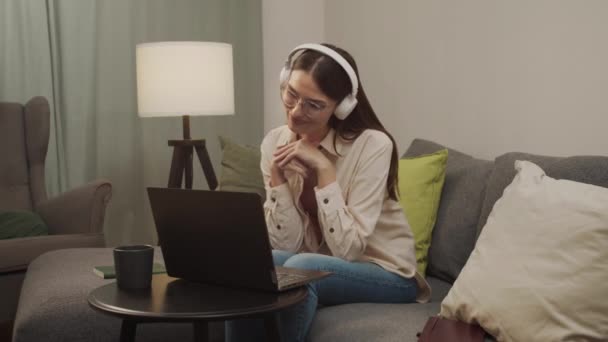 La ragazza fa un esame online sul computer a casa. — Video Stock