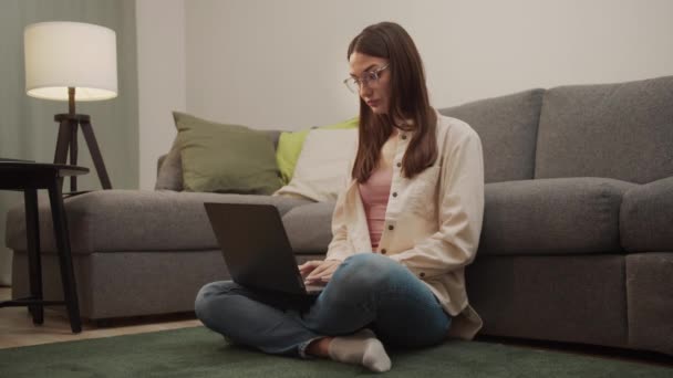 Уставшая студентка учится за компьютером и растягивает шею. — стоковое видео