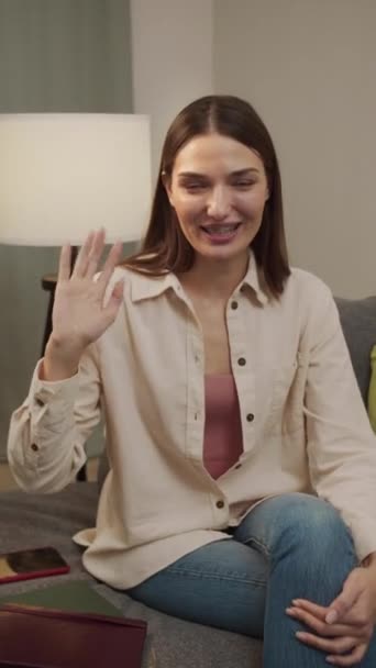 Femme blanche agitant la caméra, souriant et parlant — Video