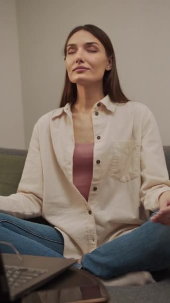 En ung kvinna tar av sig glasögon och slappnar av — Stockvideo