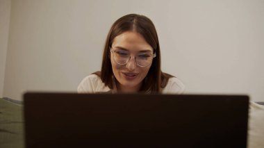 Ciddi bir Avrupalı kız bilgisayarda video bağlantısı kuruyor..