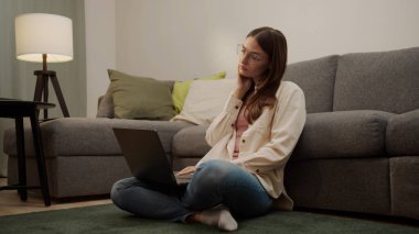 Yorgun öğrenci bilgisayarda ders çalışıyor ve boynunu uzatıyor..