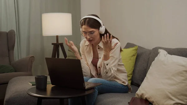 Avrupalı bir kadın bilgisayarda video bağlantısıyla konuşuyor. — Stok fotoğraf