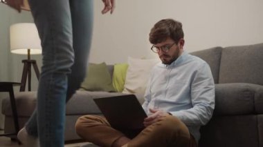 Adam bilgisayara girdi ve oradan geçen kıza baktı..