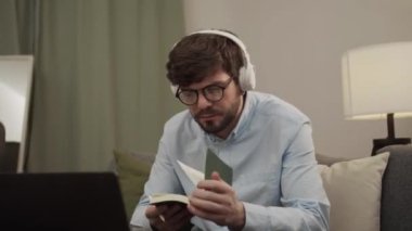 Avrupalı bir adam bir defter alır ve içine notlar alır..