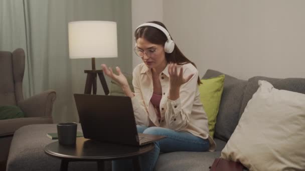 Европейская женщина разговаривает по видеосвязи на компьютере. — стоковое видео