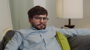 Avrupalı adam rahatlar ve gözlüğünü çıkarır..