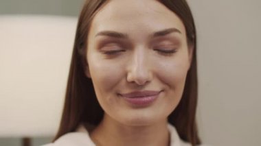  Tel takan, gülümseyen ve kameraya konuşan çekici bir gülümsemesi olan kadınlar..