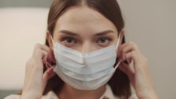 Giovane ragazza si toglie la maschera e sorride guardando la fotocamera — Video Stock