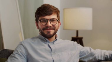 Beyaz Avrupalı kameraya bakar ve omuz silker..