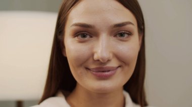 Tel takan, gülümseyen ve kameraya konuşan çekici bir gülümsemesi olan kadınlar..