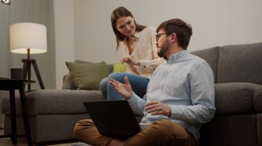 Kadın, çalışan ve dikkatini dağıtan adamın yanındaki koltukta oturur..