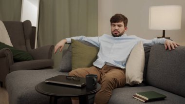 Avrupalı bir adam sohbeti video görüşmesiyle bitiriyor ve dinleniyor.