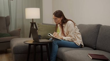 Avrupalı bir kız dizüstü bilgisayarından bir şey yazıyor.