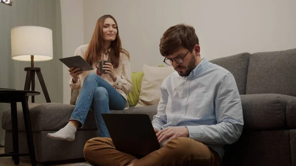 Kız bilgisayarlı adamın yanına oturur ve iPad 'e bakar..