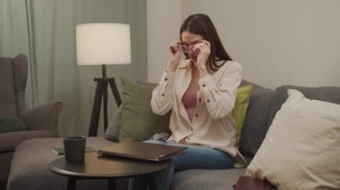 Beyaz kız gözlük takar ve bilgisayarı açar..