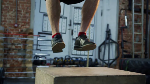 한 강력 한 운동 선수가 그 상자 위에서 뛰고 있다 — 스톡 사진