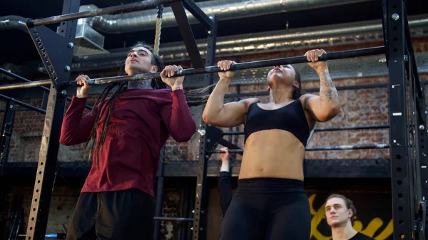 Dos deportistas fuertes están haciendo pull-ups — Foto de Stock