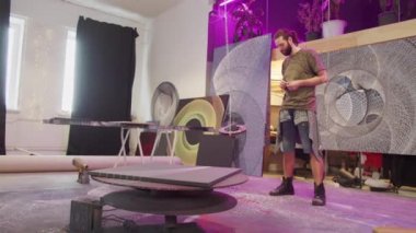 Bir ressam özel ekipmanlı bir resim yaratıyor.