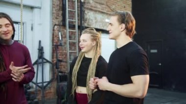 Dört sporcu bir şey hakkında konuşuyor.