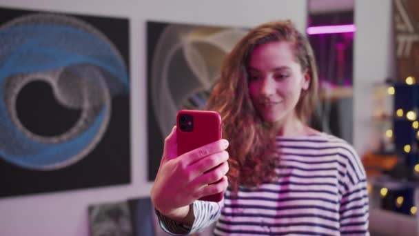 Uma jovem está a fazer uma selfie — Vídeo de Stock