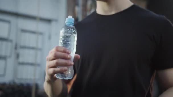 Сильный спортсмен пьет воду — стоковое видео