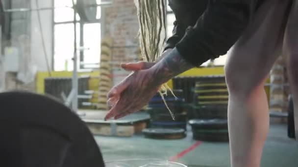 一个强壮的女运动员正在用杠铃做运动 — 图库视频影像