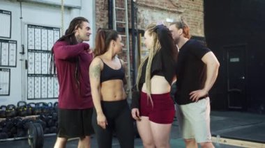 Dört sporcu bir şey hakkında konuşuyor.