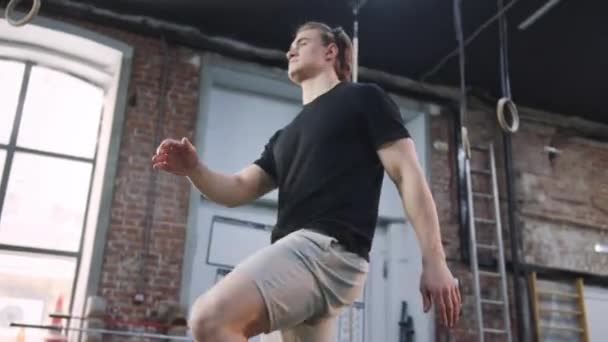 Сильный спортсмен разминает коленные суставы. — стоковое видео