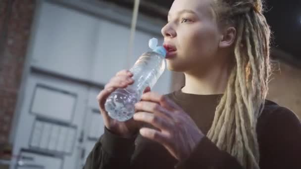 Сильная спортсменка пьет воду — стоковое видео