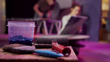 Taburede boyama aletleri var.