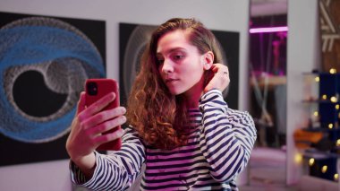 Genç bir kadın selfie çekiyor. 