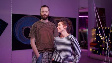 İki ressam kollarını kavuşturmuş duruyor.