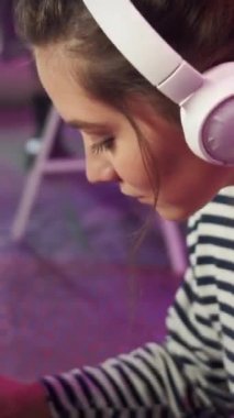 Bir sanatçı müzik çiziyor ve dinliyor. 