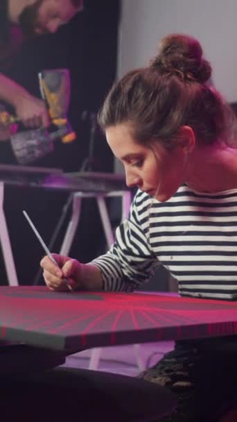 Молодой художник сидит и рисует картину — стоковое видео