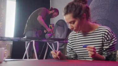 Bir sanatçı resim çiziyor.