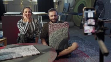 İki sanatçı bir videoda bir resimden bahsediyor. 