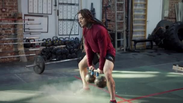 Ein athletischer Mann stemmt Gewichte — Stockvideo